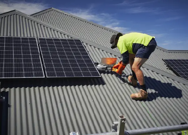 Maintenance-of-solar-panels Maintenance of a solar panel